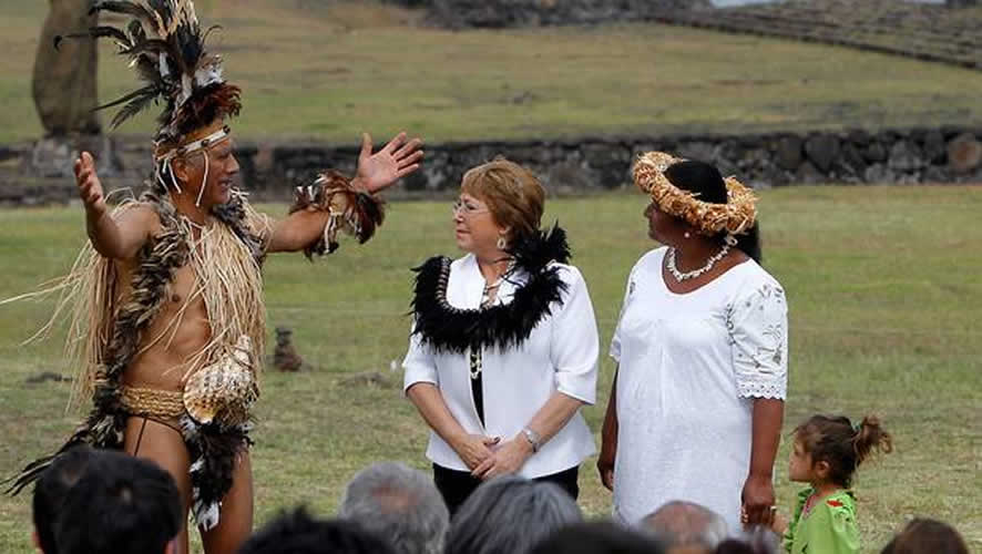 Bachelet-isla-pascua.jpg