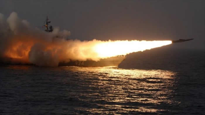 Resultado de imagem para EEUU lanza decenas de misiles contra una base siria en represalia por el ataque con armas químicas