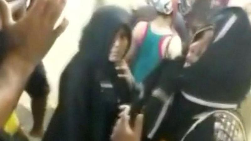 Resultado de imagen para 2 mujeres logran entrar por primera vez en templo hindÃº tras sentencia del TS