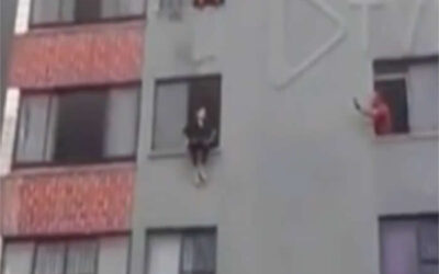 YouTube muestra a una mujer intentando lanzarse desde la ventana de su departamento en Fortaleza, al norte de Brasil.
