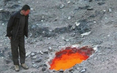 CHINA.- Un hollo con una temperatura de 800 grados centígrados (792 grados Celsius) y una profundidad de dos metros conmociona Urumqui, capital de la Región Autónoma Uigur de Sinkiang, al noreste de China.