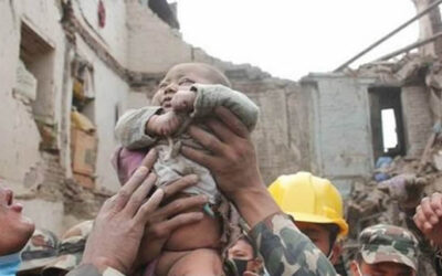 KATMANDÚ/NEPAL.- Un bebé, de apenas 4 meses, sobrevivió solo más de 22 horas bajo los escombros de un edificio que se desplomó después del devastador terremoto del sábado pasado en Bhaktapur, ciudad ubicada en el Valle de Katmandú, informa el diario Kathmandu Today.