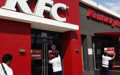 KFC: clausuran local de La Victoria por tener basura en la cocina.