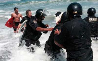 Policías que resguardaban la colocación de piedras en la playa La Pampilla dispuesta por la Municipalidad de Lima, sacaron a la fuerza a bañistas y tablistas que se resistían a la medida en la zona.