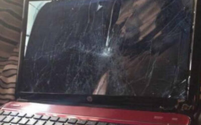 Un adolescente británico publicó en Twitter cómo rompió la pantalla de su laptop para que su madre no lo descubriera viendo pornografía.