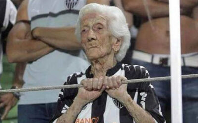 En Facebook la conocen como "La abuela gallo". Se trata de Ana Candida de Oliveira Marques, quien a sus 94 años alienta con toda pasión a su amado Atlético Mineiro, en Brasil.