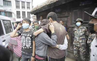 KATMANDÚ.- Los muertos en el terremoto de ayer sábado en Nepal alcanzan los 2.357 y los heridos superan los 6 mil, de acuerdo con las últimas cifras brindadas por el Ministerio del Interior del gobierno nepalí.