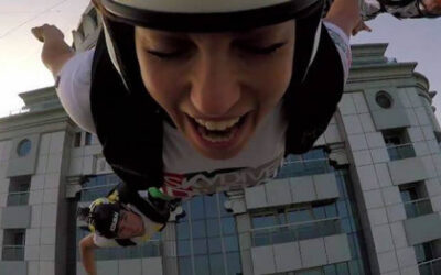 YouTube muestra a un grupo de paracaidistas de SkydiveDubai practicando salto BASE desde la Princess Tower. Este es el edificio más alto de la ciudad de Dubái, en Emiratos Árabes Unidos, con 413,4 metros y 101 pisos.