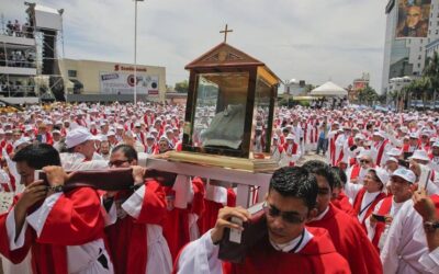 SAN SALVADOR.- El mártir salvadoreño monseñor Óscar Arnulfo Romero fue beatificado hoy en la capital de El Salvador ante cientos de miles de devotos y presidentes de varios países reunidos en la plaza Salvador del Mundo.