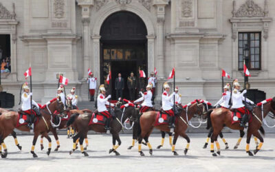 El ministro del Interior, José Luis Pérez Guadalupe, encabezó al medio día de este domingo el tradicional Cambio de Guardia Montada, uno de los atractivos turísticos más importantes de Lima.