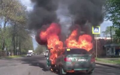 YouTube muestra hoy cómo una mujer incendia su vehículo al intentar prender un cigarrillo sin darse cuenta de que su vehículo tenía una fuga de gas.