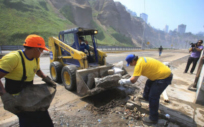 Luego de unas horas, quedó reabierto el tránsito vehicular de norte a sur en la Costa Verde, luego de que personal de la Municipalidad de Lima concluyera los trabajos de limpieza y recojo de piedras a consecuencia del fuerte oleaje en el litoral peruano.