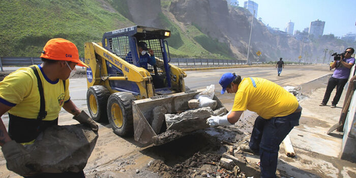 Luego de unas horas, quedó reabierto el tránsito vehicular de norte a sur en la Costa Verde, luego de que personal de la Municipalidad de Lima concluyera los trabajos de limpieza y recojo de piedras a consecuencia del fuerte oleaje en el litoral peruano.