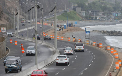 La Policía de Tránsito cerró un tramo de la Costa Verde en sentido norte-sur, desde la playa Tres Picos hasta la Bajada de Armendáriz, en Miraflores.