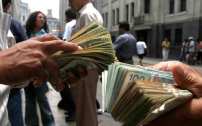 El economista Javier Zúñiga, adelantó hoy que el precio del dólar estaría menos volátil en mayo manteniéndose cerca de los 3.15 soles por buen tiempo, tras la rápida subida en los primeros meses del 2015.