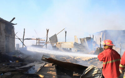 Bomberos voluntarios controlaron tres incendios que la mañana de este martes ocurrieron en diversas zonas de la capital, uno en el Centro de Lima, un segundo en el Callao y el tercero en Villa El Salvador.