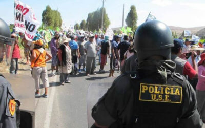 AREQUIPA.- Cuatro policías gravemente heridos y otro desaparecido dejan los enfrentamientos en la provincia de Islay en la región Arequipa, a consecuencia del paro contra el proyecto minero Tía María.