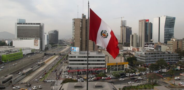 El riesgo país del Perú decreció en términos promedio del 21 al 28 de abril, de acuerdo con el spread del EMBIG Perú, manteniéndose inferior al promedio regional.