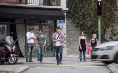 YouTube muestra una campaña impulsada por la policía de Lausana, Suiza, con el fin de no caminar en la vía pública chateando o escuchando música en el celular