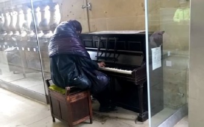 INGLATERRA.- Un vagabundo interpreta con el piano Para Elisa de Ludwing van Beethoven. Un ciudadano registró el hecho ocurrido en una estación de tren. Las imágenes rápidamente se volvieron virales en YouTube.