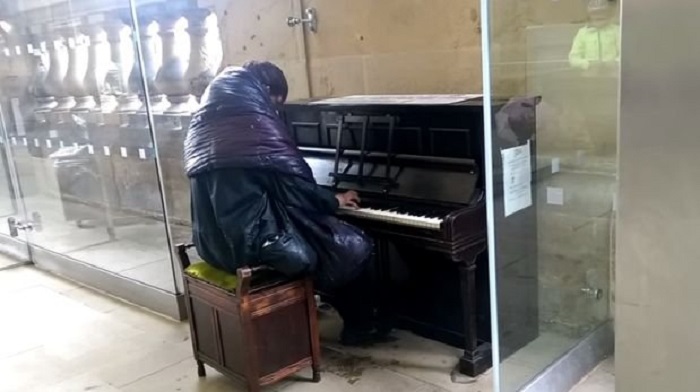 INGLATERRA.- Un vagabundo interpreta con el piano Para Elisa de Ludwing van Beethoven. Un ciudadano registró el hecho ocurrido en una estación de tren. Las imágenes rápidamente se volvieron virales en YouTube.