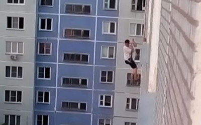 YouTube muestra a un joven ruso de la ciudad de Ozersk que intenta sorprender a su amiga bajando con una cuerda desde el techo de un edificio hasta el octavo piso, según muestra un video de la plataforma de Google.