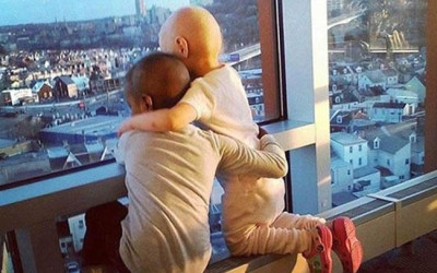 Una conmovedora imagen sacude las redes sociales: se trata de dos niñas con cáncer unidas en un fraterno abrazo. La foto fue tomada en un hospital pediátrico de Pittsburgh, en los Estados Unidos.
