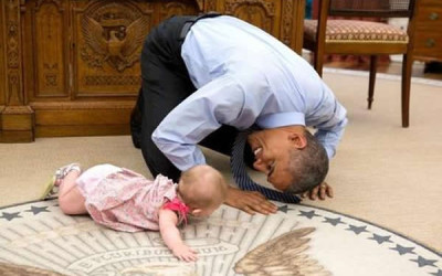 WASHINGTON.- Una foto del presidente de los Estados Unidos, Barack Obama, con una niña que estaba en el suelo del Despacho Oval de la Casa Blanca se ha vuelto viral.