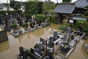 FRA10 KOSHIGAYA (JAPÓN) 10/9/2015 Cementerio inundado en Koshigaya, en el barrio de Saitama en Tokio, hoy 10 de septiembre de 2015. El tifón Etau causó hoy lluvias récord, graves inundaciones y la evacuación de casi 100.000 personas en el centro y el este de Japón, donde el fenómeno meteorológico también ha dejado al menos un desaparecido y decenas de heridos.EFE/FRANCK ROBICHON