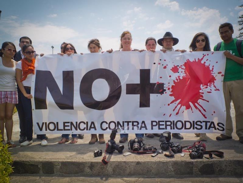 QUERÉTARO, QUERÉTARO, 28ABRIL2013.- Periodistas queretanos de diferentes casas editoriales se sumaron este medio día a la Movilización Nacional contra el Crimen e Impunidad en el evento llamado Un día por el Periodismo. En la protesta silenciosa de Querétaro las y los comunicadores mostraron una manta con la leyenda No Más Violencia contra Periodistas en la glorieta de Ignacio Pérez en el centro de la capital queretana.  FOTO: DEMIÁN CHÁVEZ /OBTURA/CUARTOSCURO.COM