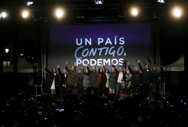 GRA833. MADRID, 20/12/2015.- El candidato a la Presidencia del Gobierno por Podemos, Pablo Iglesias (c), junto a otros dirigentes de esta formación celebran los resultados en las elecciones generales, en la plaza del Centro de Arte Reina Sofía, en Madrid. EFE/Juanjo Martin