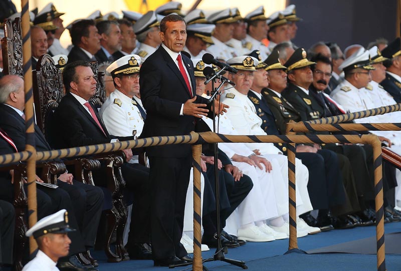 LIM01 LIMA (PERÚ), 27/01/2016.- El presidente de Perú, Ollanta Humala c), habla previo a la inauguración del buque escuela Unión en la base naval del Callao hoy, miércoles 27 de enero de 2016. La Armada de Perú incorpora a su flota el buque escuela Unión, el más grande de Latinoamérica hoy tras alrededor de tres años de construcción en los Servicios Industriales de la Marina (Sima) del Callao, la ciudad portuaria de Lima. EFE/Ernesto Arias