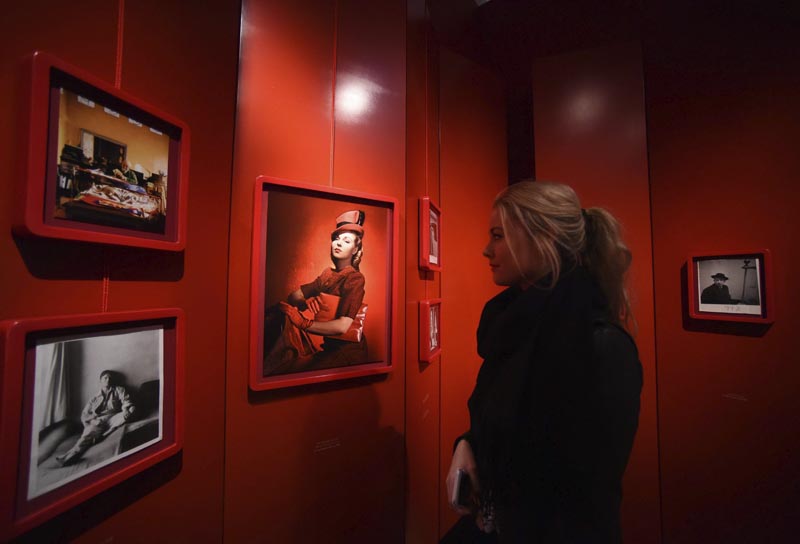 FA003 LONDRES (REINO UNIDO) 10/02/2016.- Una mujer visita la exposición "Vogue 100: un centenario de estilo" en la National Portrait Gallery en Londres (Reino Unido) hoy, 10 de febrero de 2016. La exposición se abre al público del 11 de febrero al 22 de mayo de 2016. EFE/Facundo Arrizabalaga