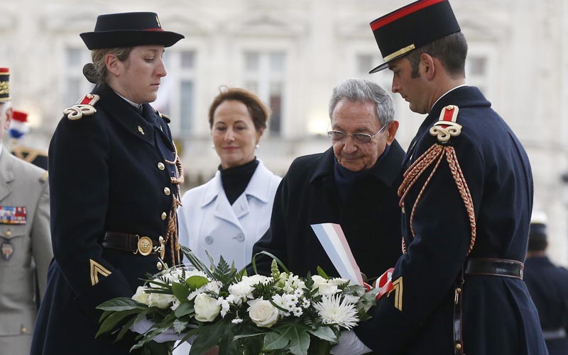 JNA46 PARÍS (FRANCIA) 01/02/2016.- El presidente cubano, Raúl Castro (2ºdcha), y la ministra gala de Ecología, Desarrollo Sostenivle y Energía, Ségolène Royal (2ºizda), asisten a una ceremonia en la Tumba del Soldado Desconocido en el Arco del Triunfo en París (Francia) hoy, 1 de febrero de 2016. Castro fue recibido hoy con todos los honores en Francia en el inicio de una visita de Estado de dos días que marca una nueva etapa en la profundización de las relaciones políticas y económicas bilaterales. EFE/Jacky Naegelen / Pool PROHIBIDO SU USO A MAXPPP