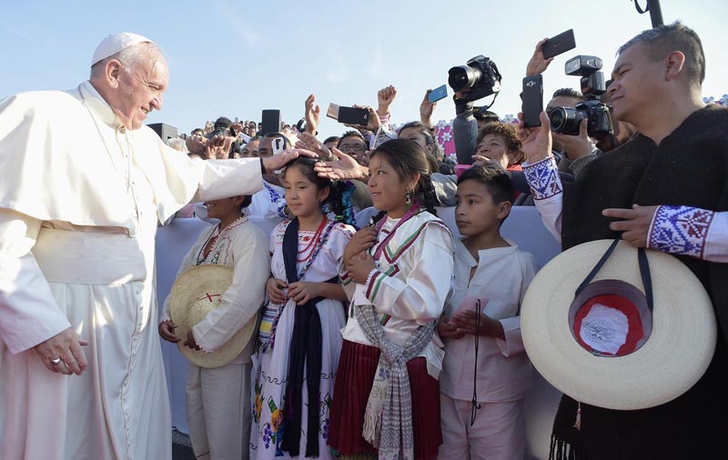 MO01 MORELIA (MÉXICO) 17/02/2016.- Fotografía facilitada por 'Osservatore Romano que muestra al papa Francisco (izda) que saluda a unos niños antes de oficiar una misa en el estadio Venustiano Carranza en Morelia, México, ayer, 16 de febrero de 2016. EFE/Osservatore Romano/Handout SÓLO USO EDITORIAL/PROHIBIDA SU VENTA