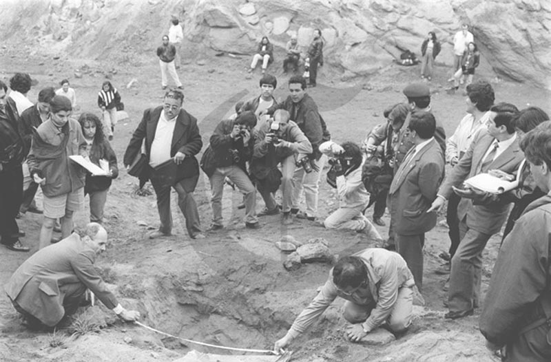 LIMA, 8 DE JULIO DE 1993 DESENTIERRO DE LOS RESTOS DE LOS ESTUDIANTES Y EL PROFESOR DE LA UNIVERSIDAD ENRIQUE GUZMAN Y VALLE, CONOCIDO COMO LA CANTUTA, ASESINADOS POR MIEMBROS DEL GRUPO COLINA. FOTO: EL COMERCIO