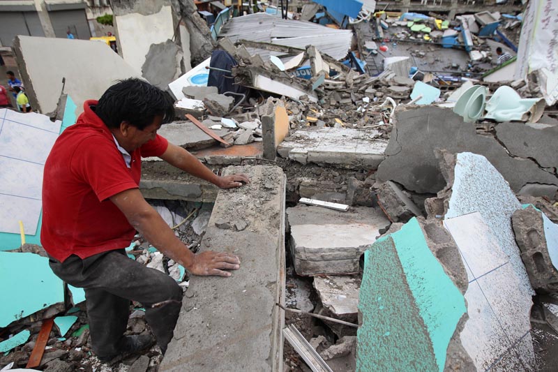 GRA226. PEDERNALES (ECUADOR) 17/04/2016.- Habitantes de Pedernales (Ecuador), afectado por el terremoto de 7,8 grados en la escala de Richter registrado el sábado en la costa norte de Ecuador, buscan hoy 17 de abril de 2016, entre las casas destruidas y los escombros. Esta ciudad turística, un popular balneario de la costa ecuatoriana, es hoy el epicentro de una tragedia por la que al menos 77 personas murieron y 588 resultaron heridas. EFE/José Jácome