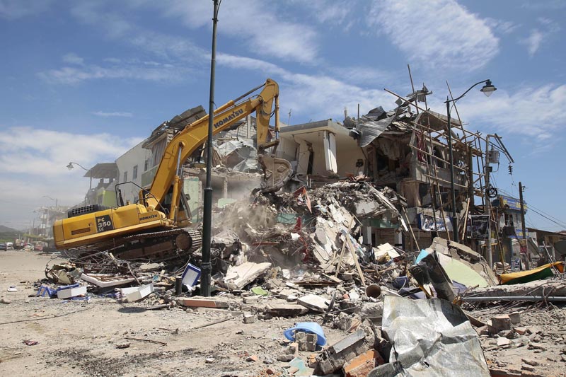 QUI01. PEDERNALES (ECUADOR) 17/04/2016.- Organismos de socorro de Pedernales (Ecuador) participan en el rescate de víctimas de entre los escombros hoy, domingo 17 de abril de 2016, tras sufrir un terremoto de 7,8 grados en la escala de Richter en la noche del sábado 16 de abril. El ministro ecuatoriano del Interior, José Serrano, comparó hoy con una zona de bombardeo a la ciudad de Pedernales, una de las más afectadas por el terremoto de magnitud 7,8 en la escala abierta de Richter, que sacudió el sábado la zona tropical del norte del país. EFE/JOSÉ JÁCOME