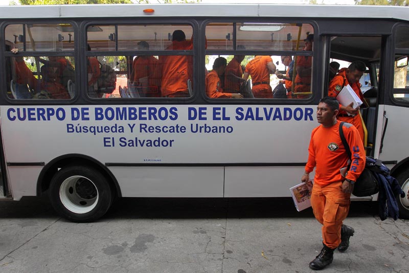 ES01. SAN SALVADOR (EL SALVADOR), 17/4/2016 - Socorristas del equipo Búsqueda y Rescate Urbano de El Salvador se prepara para salir hoy, domingo 17 de abril de 2016, a Ecuador con el fin de ayudar en tareas de rescate y humanitarias tras los efectos devastadores de un terremoto de magnitud de 7.8 que azotó el país sudamericano. EFE/OSCAR RIVERA