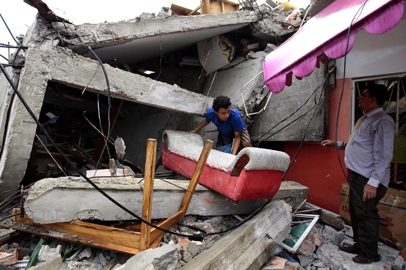 GRA205. PEDERNALES (ECUADOR) 17/04/2016.- Los pobladores de Pedernales (Ecuador), afectados por el terremoto de 7,8 grados en la escala de Richter registrado el sábado en la costa norte de Ecuador, buscan hoy 17 de abril de 2016 entre las casas destruidas y los escombros. Esta ciudad turística, un popular balneario de la costa ecuatoriana, es hoy el epicentro de una tragedia por la que al menos 77 personas murieron y 588 resultaron heridas. EFE/José Jácome