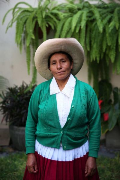 LM01. LIMA (PERÚ), 25/04/2016.- La campesina peruana Máxima Acuña posa hoy, lunes 25 de abril de 2016, durante una entrevista con Efe en Lima (Perú). Acuña, flamante ganadora del premio Goldman a la defensa del medioambiente, aseguró hoy que las amenazas que recibe por resistirse a entregar su predio al proyecto minero Conga pueden recrudecerse tras recibir ese reconocimiento la pasada semana. EFE/Ernesto Arias