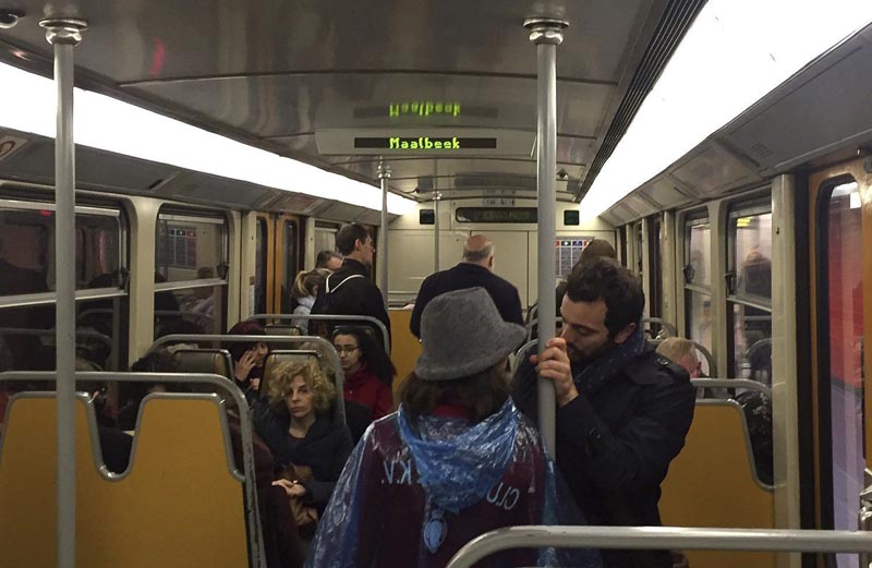 BRU05 BRUSELAS (BÉLGICA) 25/04/2016.- Fotografía tomada con un teléfono móvil que muestra a pasajeros en el interior de un vagón de metro en la estación de Maelbeek, durante su reapertura un mes después de los atentados terroristas, en Bruselas, Bélgica, hoy, 25 de abril de 2016. El metro de Bruselas volvió hoy a circular con normalidad, poco más de un mes después de los atentados del pasado 22 de marzo, desde los cuales se impusieron restricciones horarias y de acceso a las estaciones del subterráneo, y permaneció cerrada la de Maelbeek, donde tuvo lugar una de las explosiones. Este lunes, por primera vez desde los ataques, las 69 estaciones de metro de Bruselas funcionarán y se aplicarán los horarios vigentes antes de los ataques. EFE/Laurent Dubrule