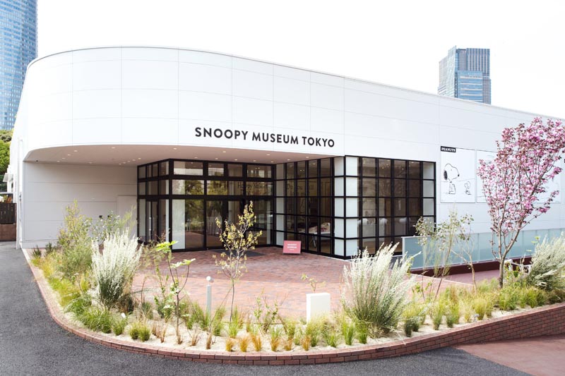 GRA036. TOKIO, 22/04/2016.- Fotografía facilitada por Sony Creative Products, de la fachada principal del primer museo dedicado a Snoopy, el perro intelectual creado por el dibujante estadounidense Charles Schulz, que abrirá sus puertas a partir de mañana en Tokio con más de un centenar de viñetas, estatuas, fotografías y dibujos originales de su autor. EFE/ ***SOLO USO EDITORIAL***