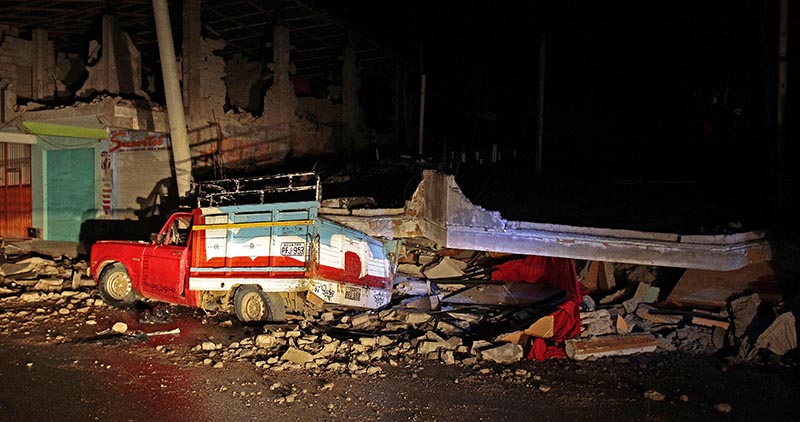 GRA070. PEDERNALES (ECUADOR), 17/04/2016.- Al menos 77 personas han muerto y 588 han resultado heridas como consecuencia del terremoto de 7,8 grados en la escala abierta de Richter que azotó el norte de la región costera de Ecuador el sábado, y que también causó múltiples daños materiales que aún se evalúan. En la foto daños en un edificio y una furgoneta en el balneario costero de Pedernales. EFE/Jose Jacome Rivera