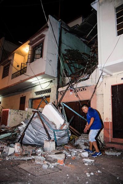 GRA003. GUAYAQUIL (ECUADOR), 17/04/2016.- Al menos 77 personas han muerto y 588 han resultado heridas como consecuencia del terremoto de 7,8 grados en la escala abierta de Richter que azotó el norte de la región costera de Ecuador el sábado, y que también causó múltiples daños materiales que aún se evalúan. En la foto derrumbe de una vivienda en la ciudad de Guayaquil. EFE/Freddy Constante