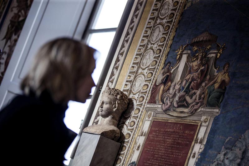 CIUDAD DEL VATICANO (VATICANO), 27/04/2016.- Una mujer visita la restaurada Galería de los Mapas en los Museos del Vaticano durante su reapertura hoy 27 de abril de 2016. El Vaticano ha recuperado su Galería de los Mapas, una de las joyas de sus Museos que se muestra ahora en todo su esplendor tras un proceso de restauración "largo y complejo" que ha reparado su frágil estado de conservación. EFE/Angelo Carconi