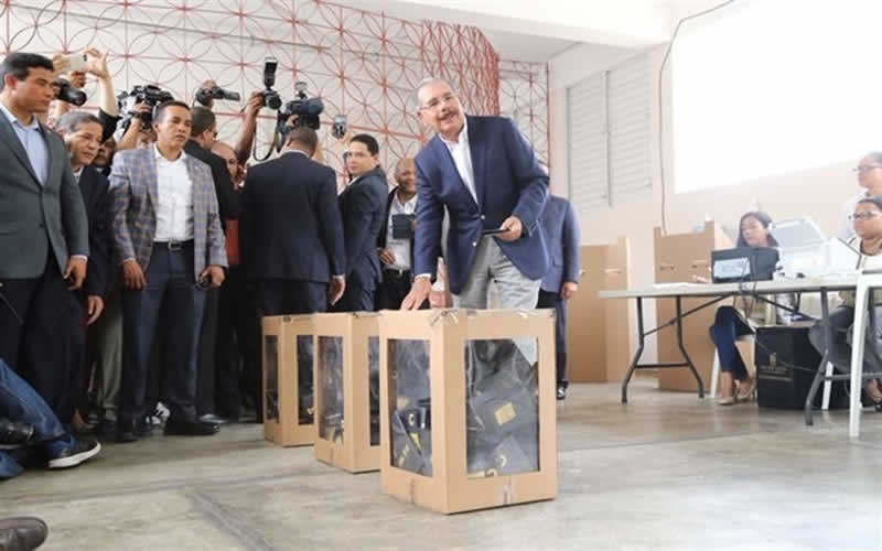 Danilo medina votando