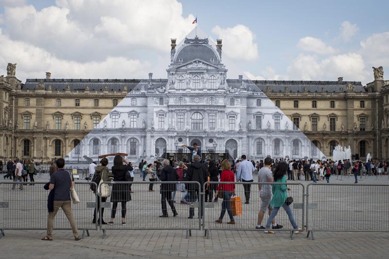 LPN1 PARÍS (FRANCIA) 25/05/2016, - Vista de la pirámide del Museo del Louvre cubierta con una foto en blanco y negro de museo obra del artista francés JR en París, Francia, hoy 25 de mayo de 2016 con motivo de la exposición 'Arte Contemporáneo JR en el Louvre' que arranca hoy y podrá visitarse hasta el 27 de junio. EFE/Jeremy Lempin