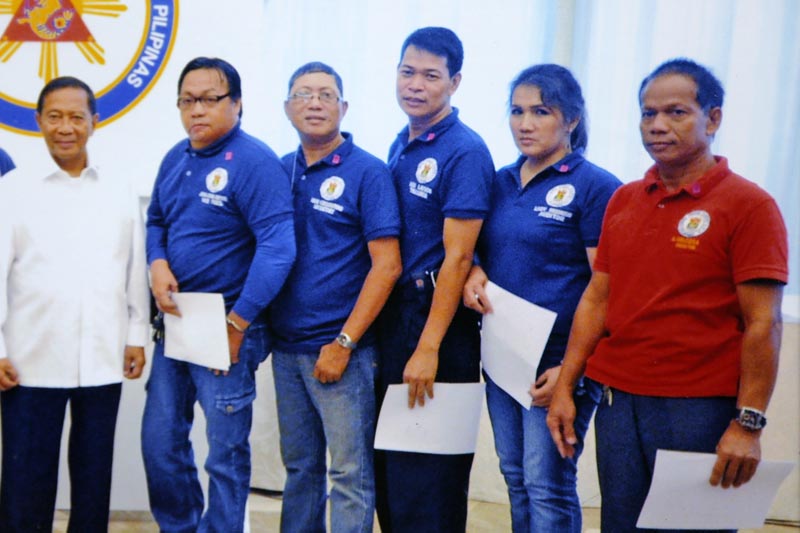 FRM15. Manila (Philippines), 28/05/2016.- An undated handout picture made available by Manila Police District Press Cops (MPDPC) on 28 May 2016 shows slain Filipino journalist Alex Balcoba (R) with other media officers during a courtesy visit and oath taking with former Vice president Jejomar Binay (L) in Manila, Philippines. According to local news, a gunmen shot at close range a journalist in Philippine capital Manila on May 27, 2016. Witnesses said journalist Alex Balcoba was walking at the back of a church after attending a Friday mass when he was shot by unidentified suspects riding on a motorcycle. The 56-year old veteran reporter was rushed to a hospital but was declared dead after a few minutes. The National Union of Journalists of the Philippines record shows that Balcoba is the 174th journalist slain in the line of duty since 1986 and ranked the Philippines among the deadliest country for journalists. (Filipinas) EFE/EPA/WPDPC / HANDOUT