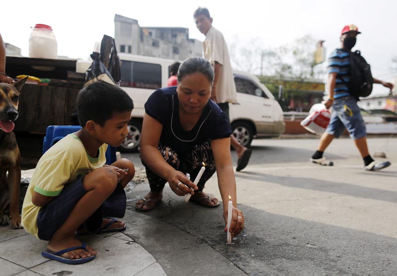 FRM03. Manila (Philippines), 27/05/2016.- Filipino relatives of slain journalist Alex Balcoba light a candle at the scene of the shooting incident in Manila, Philippines, 28 May 2016. According to local news reports, gunmen shot Balcoba at close range in the Philippine capital Manila on 27 May 2016. Witnesses said Balcoba was walking at the back of a church after attending Friday mass when he was shot by unidentified suspects riding on a motorcycle. The 56-year old veteran reporter was rushed to a hospital but was declared dead several minutes after his arrival. Reports said authorities have yet to determine the motive for Balcoba's murder. The National Union of Journalists of the Philippines record shows that Balcoba is the 174th journalist slain in the line of duty since 1986, and ranked the Philippines among the deadliest country for journalists to work. (Filipinas) EFE/EPA/FRANCIS R. MALASIG